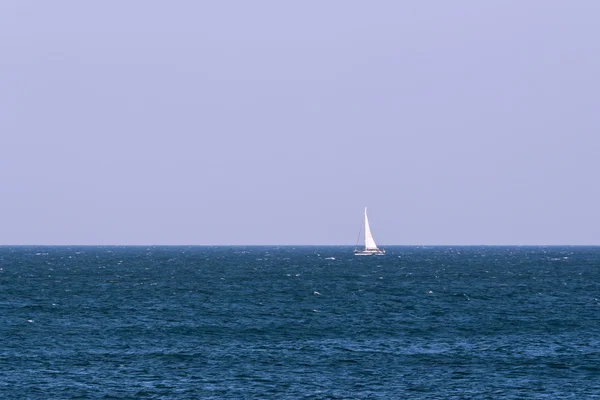 Η βάρκα πανί στη θάλασσα — Φωτογραφία Αρχείου