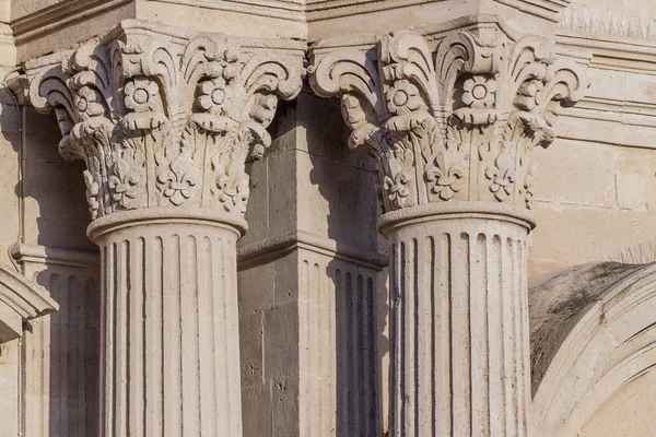 Деталь колонн и столиц — стоковое фото