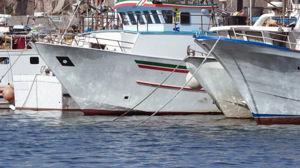 Fischerboote vor Anker in Sizilien, Italien. — Stockfoto
