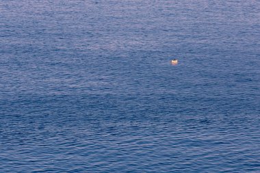Mavi Sicilya Denizi 'nin uçsuz bucaksızlığında balıkçı.