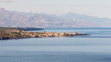 Sahil ve görkemli mavi Sicilya Denizi