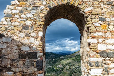 Antik Roma kemerinin ayrıntıları. Arka planda Sicilya tepeleri