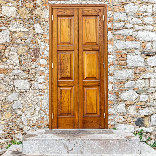 Kostbare Holztür Einer Alten Mittelalterlichen Steinmauer — Stockfoto