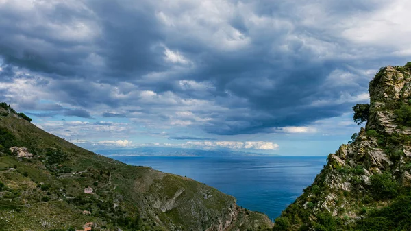 Tra Cielo Mare Nuvole Nere Paesaggio Dello Stretto Sicilia — Foto Stock