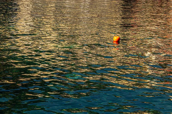 Mare Siciliano Dai Riflessi Dorati Con Una Piccola Boa Rossa — Foto Stock