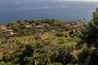 Sahil ve görkemli mavi Sicilya Denizi