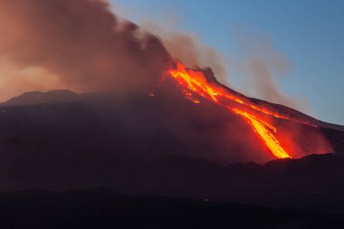 16 Şubat 2020 'deki patlama sırasında Etna yanardağının genel görünümü