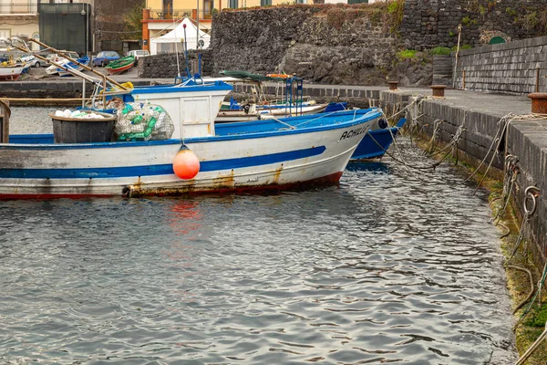 Details Eines Kleinen Sizilianischen Fischereihafens Hintergrund Steht Der Vulkan Ätna — Stockfoto