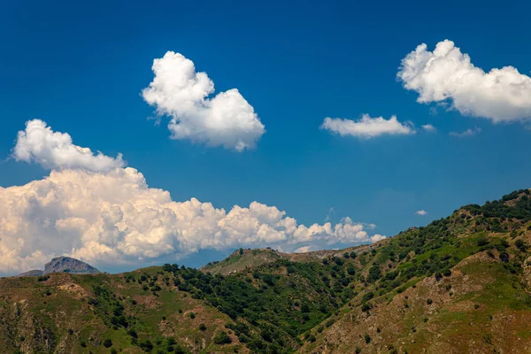 Karge Berge Blauer Himmel Und Weiße Wolken — Stockfoto