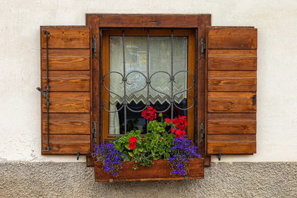 Typiska Alpina Hus Fönster Med Blommande Växter Stockbild