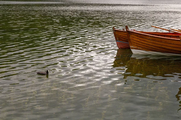 密苏里纳湖 位于意大利北部 的细节 有木船和欧亚冰柱 — 图库照片