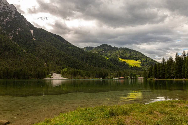 Zicht Toblacher See Meer Het Noorden Van Italië Achtergrond Dolomieten — Stockfoto