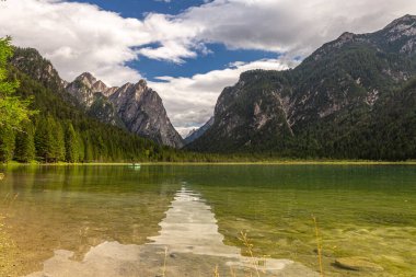 Toblacher manzarası. Kuzey İtalya 'da göl. Arka planda Dolomitler..