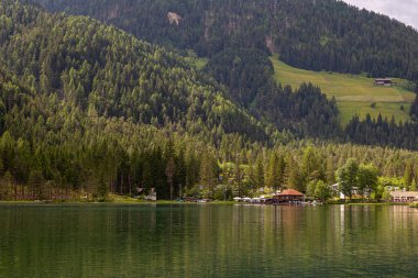 Toblacher manzarası. Kuzey İtalya 'da göl. Arka planda Dolomitler..