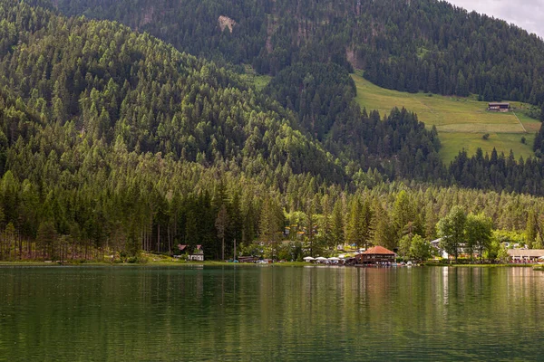 Utsikt Över Toblacher See Sjö Norra Italien Bakgrunden Dolomiterna Royaltyfria Stockbilder