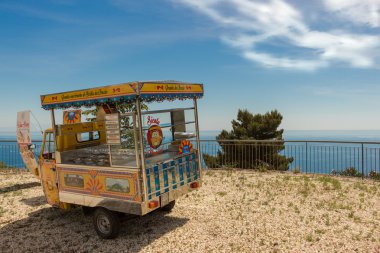 The traditional Italian apecar icecream