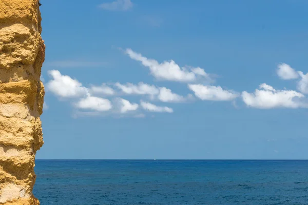 Le mur de pierre avec la mer — Photo