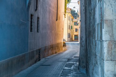 Sabah güneşinin parladığı sessiz bir sokak.