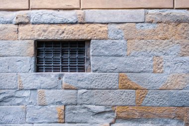 Eski tuğla duvardaki klasik parmaklıklı pencere