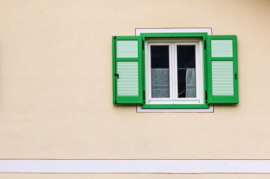 Yeşil pencereli asgari duvar