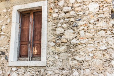 Eski pencere ve kayalık duvar