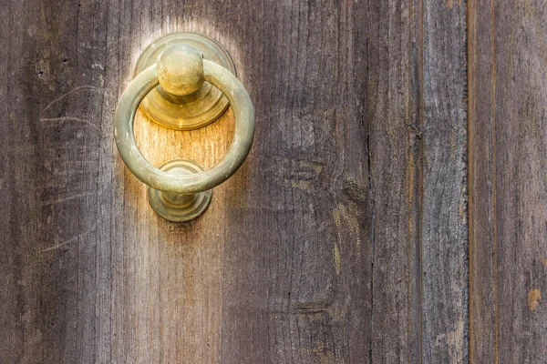 Primo piano della vecchia porta rustica — Foto Stock