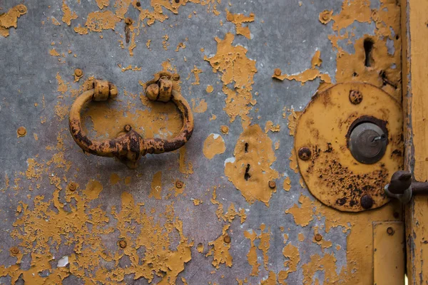 Fechar a velha porta rústica — Fotografia de Stock