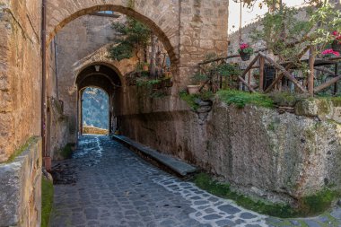 Kemer geçitli antik taş sokak