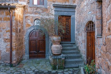 Taş evleri olan dar bir ortaçağ sokağı.