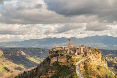 Kayalık yamaçtaki antik tepe köyü