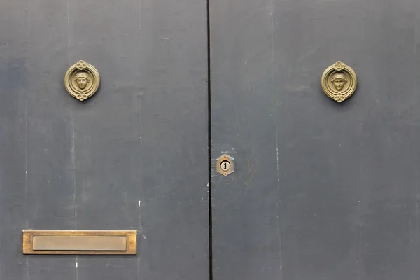 Primer plano de dos viejas puertas rústicas — Foto de Stock