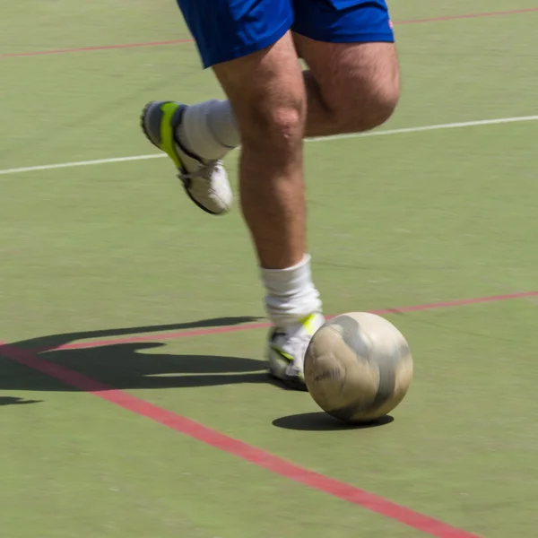 Piłkarz biegnie z piłką. — Zdjęcie stockowe