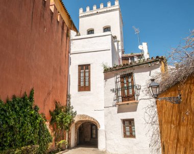 Açık mavi gökyüzü altında geleneksel beyaz evler