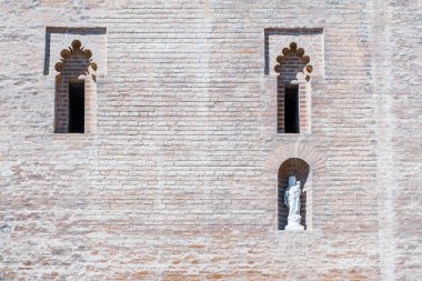 Heykel oyuğu ve pencereleri olan tarihi tuğla cephesi