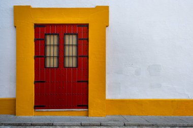 Güneş ışığı geleneksel kapı ve pencere cephesi