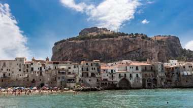 Cefalu - İtalya. insanlar plajda
