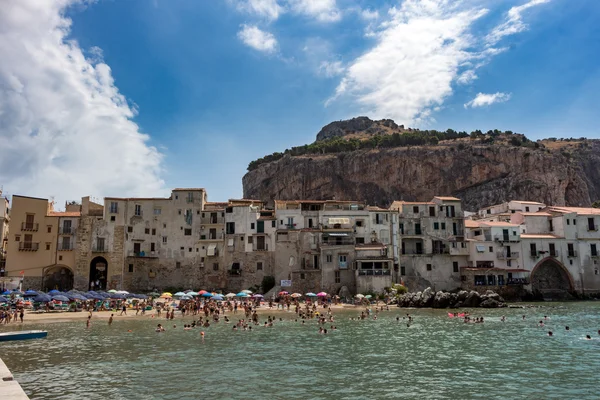 Cefalu - Italy. people at beach — Stock Photo, Image