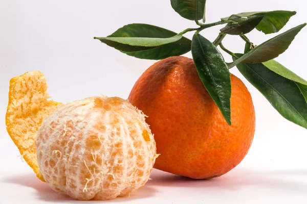 Mandarina pelada y mandarina — Foto de Stock