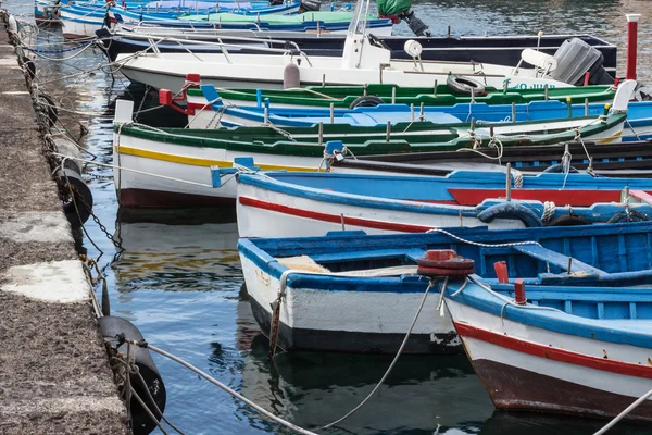 Kleine Boote vor Anker in Sizilien, Italien. — Stockfoto