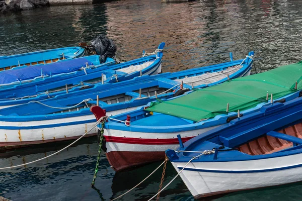 Kleine Boote vor Anker in Sizilien, Italien. — Stockfoto