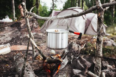 Sonbahar ormanında kamp ateşi.