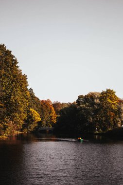 Sonbahar parkının göletinde küçük bir tekne