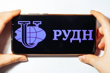 Rusya, Moskova, 03.12.2021. Metin: Rusya Halkın Dostluk Üniversitesi. Elinde Rus siyah logosu vardı. Beyaz arka plan. Rudn. Rusça metin.    