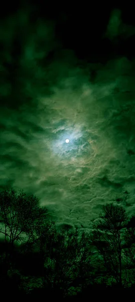 Νεφελώδης Νυχτερινός Ουρανός Φεγγάρι Στο Πράσινο Χρώμα — Φωτογραφία Αρχείου