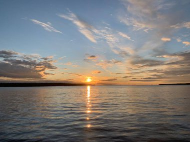 Nehrin üzerinde şafak