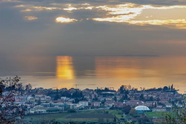 Utsikt over Bardolino fra åsene – stockfoto