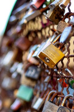 Aşıklar asma kilit.