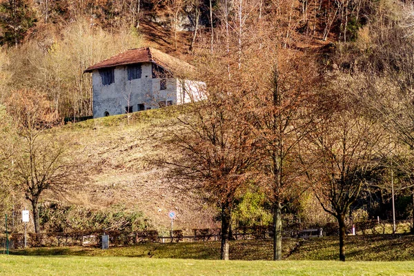 Starobylý dům u jezera Ledro. — Stock fotografie