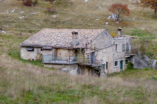 Terk edilmiş dağ evi — Stok fotoğraf