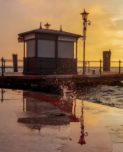 Gün batımında Lazise İskelesi. — Stok fotoğraf